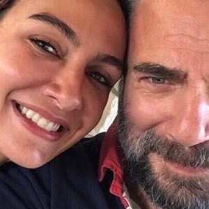 Oyuncu Oktay Kaynarca kendisi gibi oyuncu arkadaşı Birce Akalay’la fotoğraf