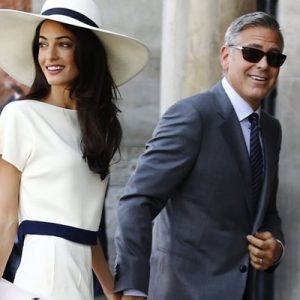Clooney çifti, vakıfları aracılığıyla, nefret gruplarıyla mücadeleye bir milyon dolar