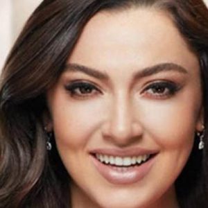 Hadise, ince ve kavisli olan kaşlarını kalın yapmak için saçlarını