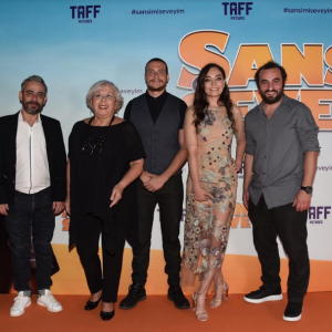 Başrollerini Cem Gelinoğlu, Gökhan Kıraç, Zeynep Tuğçe Bayat ve Zerrin