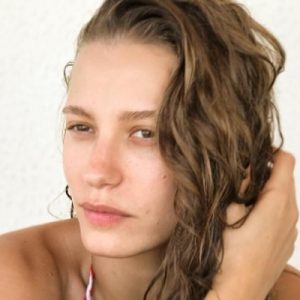 Güzel oyuncu Serenay Sarıkaya, Instagram hesabından makyajsız fotoğrafını paylaştı. Genellikle