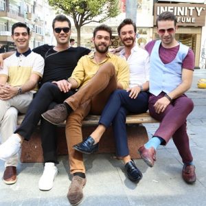 ezonun romantik komedisi “Damat Takımı” setinden birbirinden eğlenceli kareler. Yapımcılığını