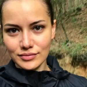 Fahriye Evcen, Instagram’dan fotoğrafını paylaşıp “Makyajsız cildim ışıl ışıl” yazdı.