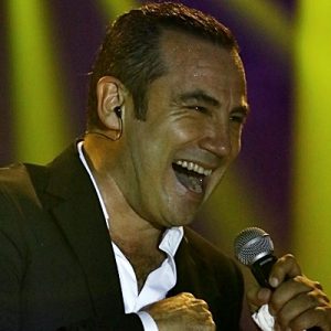 Ferhat Göçer, bayramı Kıbrıs Elexus Otel’de Zeki Müren sahnesinde kutlarken,