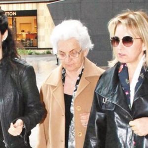 Beren Saat’in annesi Ayla Saat, romatizması yüzünden sıkıntılı günler yaşıyor.