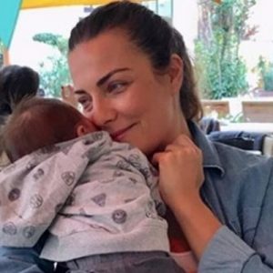 Çiçeği burnunda anne Burcu Kara, geçtiğimiz ay dünyaya gelen oğlu