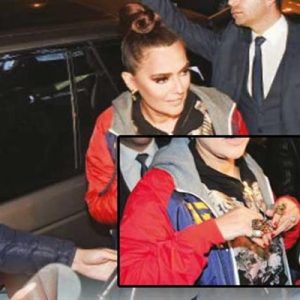 Hülya Avşar ve Demet Akalın arasındaki polemik gün geçtikçe büyüyor.“Benim