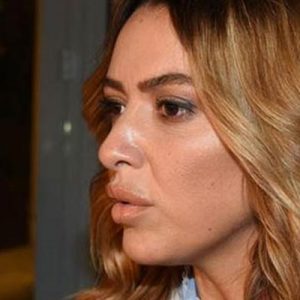 Şarkıcı Hadise önceki akşam arkadaş grubuyla birlikte Zorlu Center çıkışı