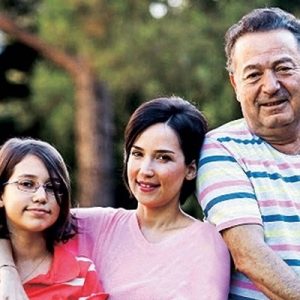 2015 yılında hayatını kaybeden usta sanatçı Kayahan’ın eşi İpek Açar,