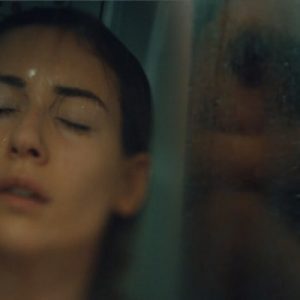 Sinem Kobal rol aldığı Yüz Yüze dizisindeki cüretkar banyo sahneleriyle