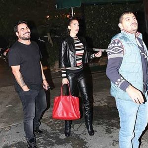 Çirkin teklif… Mekan çıkışı fotoğraflarının çekilmesine tepki gösteren Özerk ilk