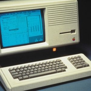 Apple’ın 35 yıl önce ürettiği ilk modellerinden Lisa-1 Almanya’da açık