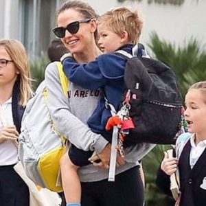 ABD’li oyuncu Jennifer Garner, önceki gün üç çocuğuyla birlikte Los
