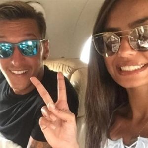 İki yıldır nişanlı olan Arsenal’in Türk asıllı Alman futbolcusu Mesut