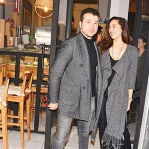 Azra Akın eşi Atakan Koru’nun sanata saygısı olduğunu söyleyerek ‘Senaryo