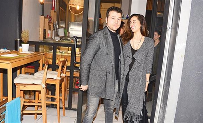 Azra Akın eşi Atakan Koru’nun sanata saygısı olduğunu söyleyerek ‘Senaryo