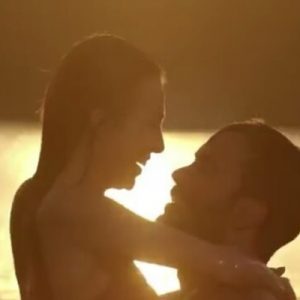 Mutluluk Zamanı filminin galasında Elçin Sangu’nun sevgilisi sevişme sahneleri başlayınca