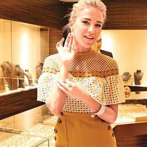 Burcu Esmersoy bir takı markasının çadır günlerinde karşımıza çıktı. Esmersoy,