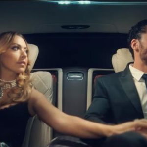Hadise’nin Sıfır Tolerans isimli şarkısına çektiği ateşli klipte esinlenme ötesi