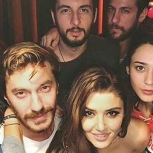 Hande Erçel 24. yaş gününü arkadaşlarıyla bir mekânda kutladı. Dostlarıyla