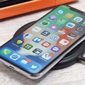 iPhone X kazanmak için bir gece kulübünde soyunma yarışmasına katılan
