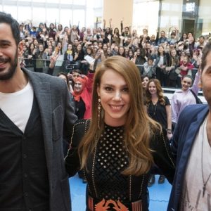 Başrollerini Barış Arduç, Elçin Sangu ve Cengiz Bozkurt’un üstlendiği Mutluluk
