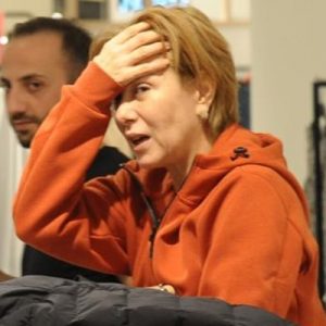 Zuhal Olcay önceki gün Akmerkez’de görüntülendi. Bir mağazada alışveriş yapan