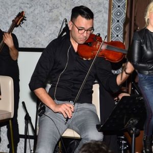 Kayahan’ın kızı, miras kavgasını geride bıraktığı İpek Açar’ı dinlemeye gitti,