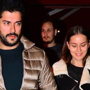 Fahriye Evcen ve Burak Özçivit, önceki akşam bir kafeden çıkarken