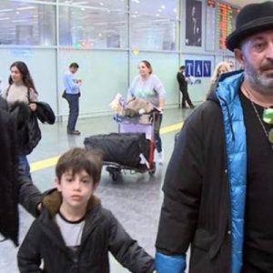 Havalimanında görüntülenen Cem Yılmaz’ın gergin halleri dikkat çekti. Tatil sorularına