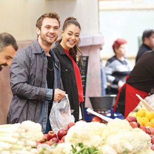 Çukur’un yeni bölümünde Yamaç, baba mesleğini devralarak Sena’yla birlikte pazar