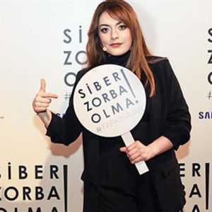 Oyuncu Ezgi Mola, “Siber Zorba Olma! #FARKINAVAR” hareketine destek verdi.