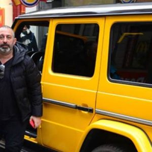 Geçen yaz tatilde çekilen göbekli fotoğraflarıyla çok konuşulan Cem Yılmaz