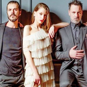 Başrollerini Serenay Sarıkaya, Ozan Güven, Berrak Tüzünataç ve Mehmet Günsür’ün