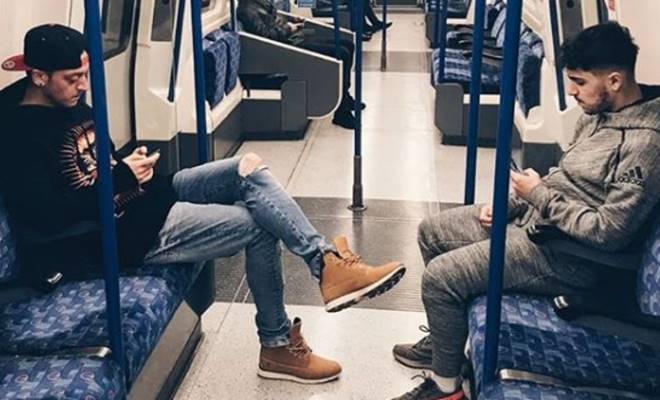 Arabasıyla dışarı çıkmayı bu kez tercih etmeyen Arsenal’in süper yıldızı