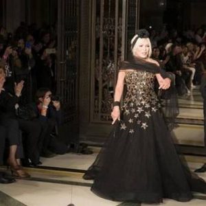 Ajda Pekkan, Londra Moda Haftası’nda kendisi için hazırlanan koleksiyonun defilesinde