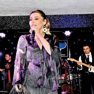 Funda Arar, Günay Restaurant’ta sahne aldı. Kubat’ın da eşlik ettiği