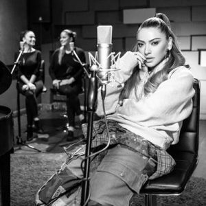 Hadise, büyük ilgi gören, listelerin uzun süre üst sıralarına demir