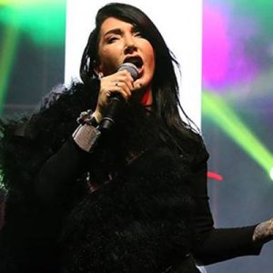 Uludağ’da konser veren Hande Yener, nişanlısı Ümit Cem Şenol’la biten