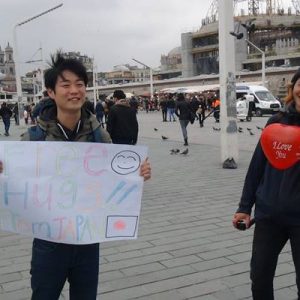 “Sarılmak Bedava” döviziyle Taksim’de gezen Japon turistler, vatandaşlardan büyük ilgi