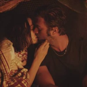 Kıvanç Tatlıtuğ ve Büşra Develi’nin Hadi Be Oğlum filmindeki öpüşme