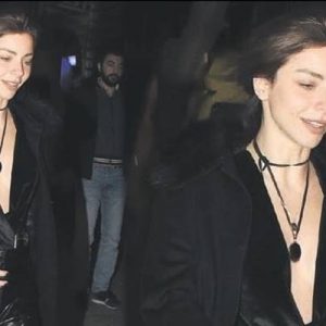 Önceki akşam arkadaşlarıyla Bebek’te buluşan Merve Boluğur, derin göğüs dekolteli