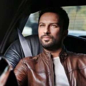 Tarkan’ın ‘Beni Çok Sev’ şarkısının Ayşe Mine’nin seslendirdiği ‘Ellerim Uğurlar’la