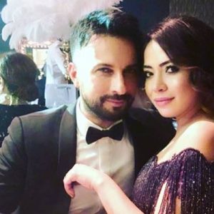 Megastar Tarkan, katıldığı düğünde eşiyle çektirdiği fotoğrafı instagram’dan paylaştı. Bebek