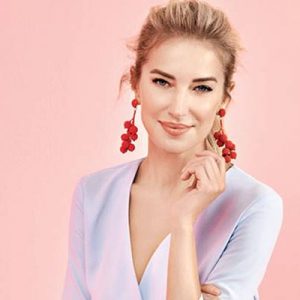 Sunucu Burcu Esmersoy, ilkbahar-yazı trendleri için objektif karşısına geçti. Esmersoy,