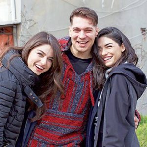 Başrollerinde Çağatay Ulusoy, Hazar Ergüçlü ve Ayça Ayşin Turan’ın rol