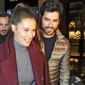 Evliliklerinde kara bulutlar dolaştığı konuşulan Burak Özçivit ile Fahriye Evcen,