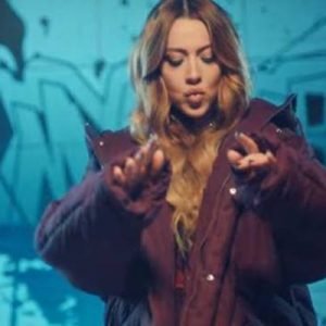 Bir önceki klibi müstehcen sahneler içerdiği gerekçesiyle yasaklanan Hadise, yeni