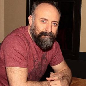 ‘Vatanım Sensin’ dizisinde rol alan Halit Ergenç, bir AVM’de objektiflere