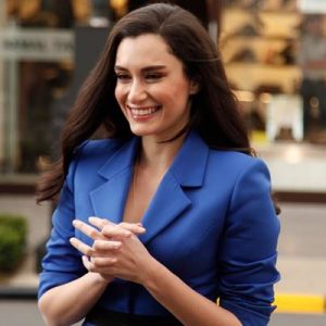 Güzel oyuncu Hande Doğandemir ayrılık sonrası paylaşımlara hız verdi. Geçtiğimiz